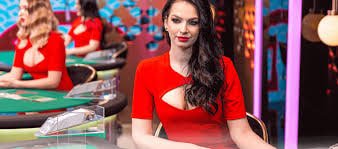 Giao diện casino trực tuyến tại daga8 với bàn baccarat và dealer chuyên nghiệp