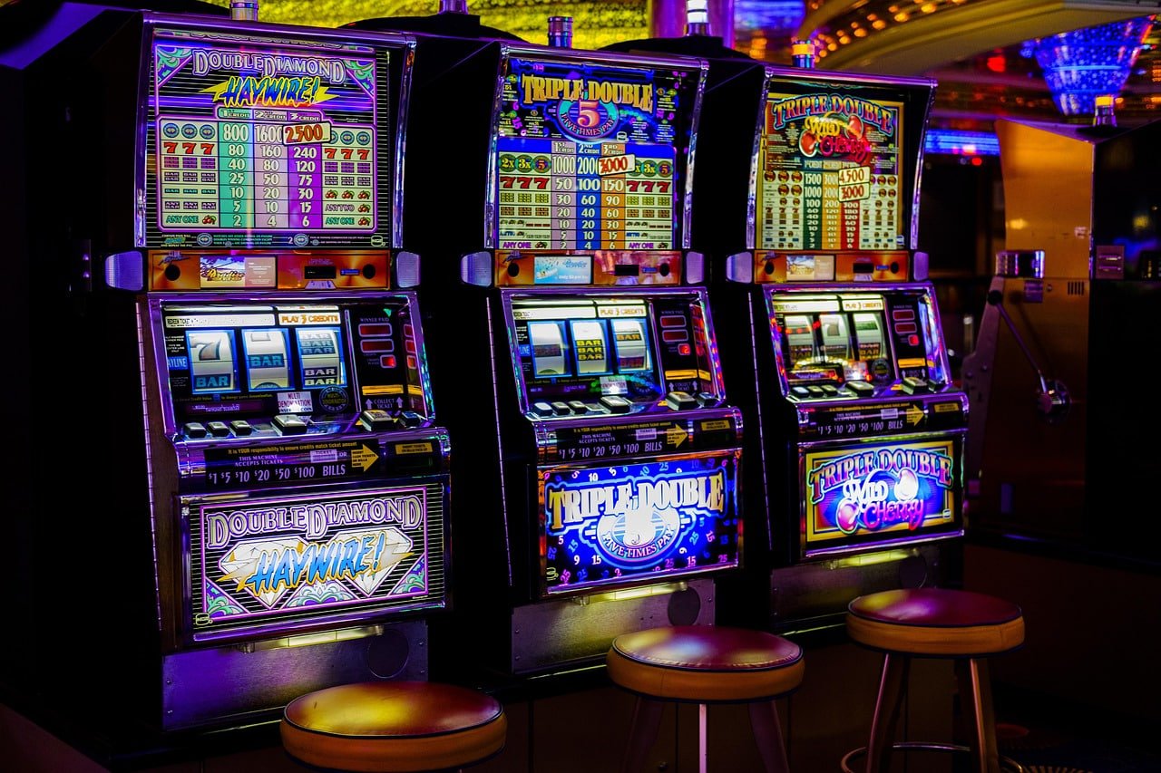 Người chơi đang truy cập sảnh casino trực tuyến daga8 trên điện thoại di động